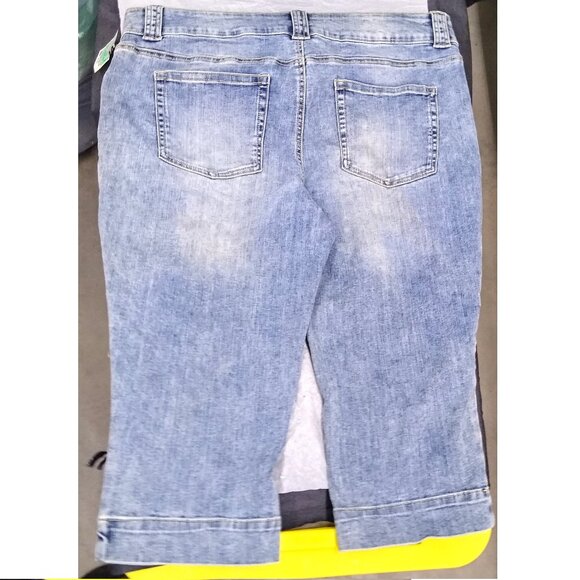 Maurices 22W Faded Blue Denim Capris with Deep Front & Back Pockets NEW - Picture 2 of 4